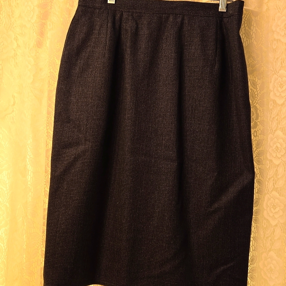 Lined houndstooth check straight skirt.  Size 14